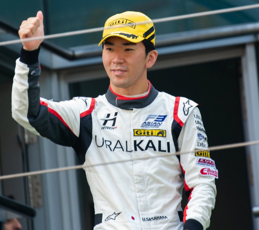 Ukyo Sasahara whatsapping with