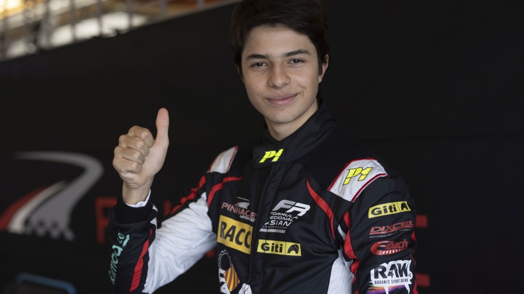 Pepe Martí smiling at the camera while making a thumbs up gesture 