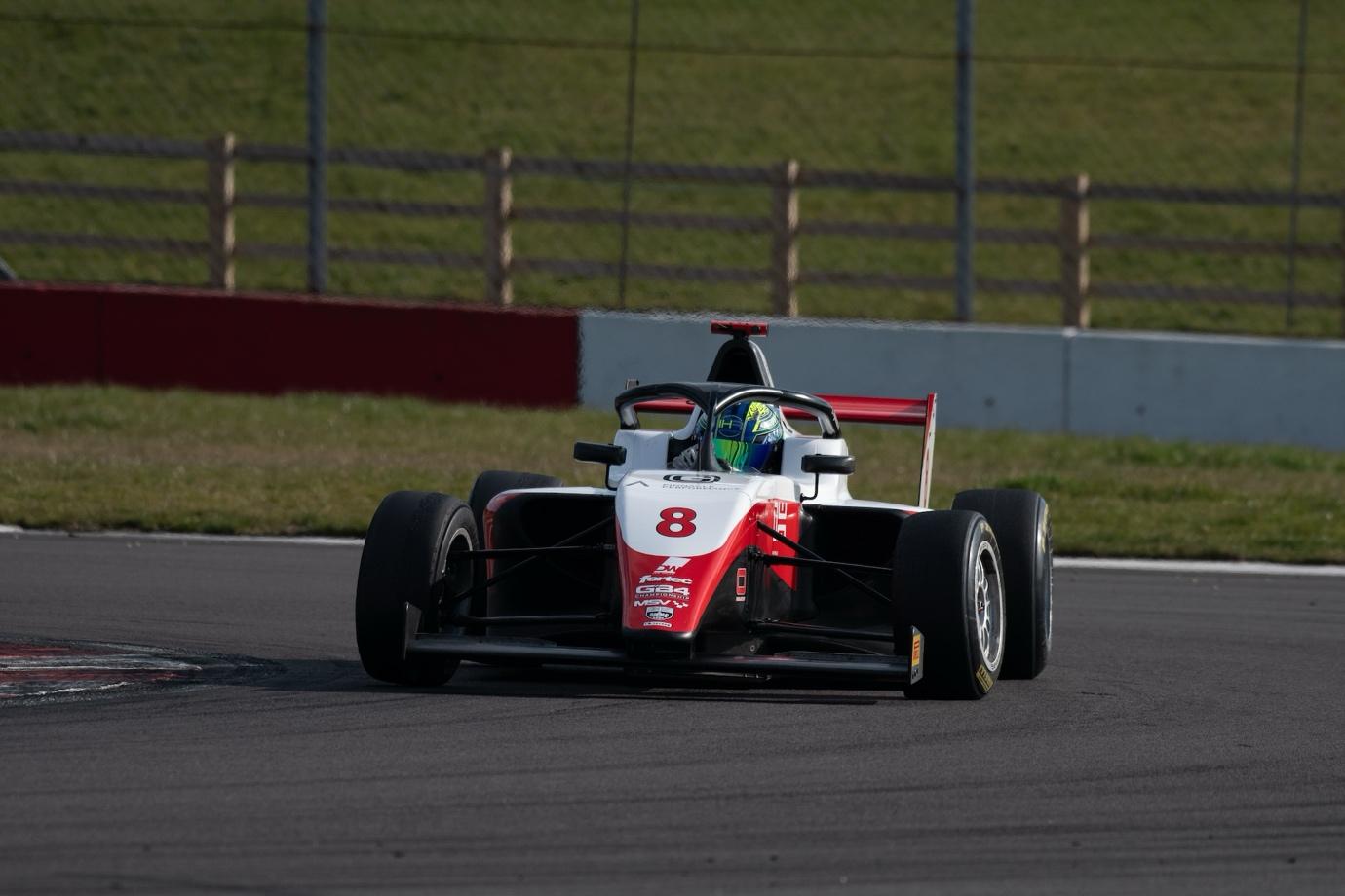 A race car on a track

AI-generated content may be incorrect.