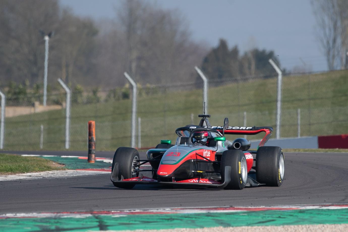 A race car on a track

AI-generated content may be incorrect.