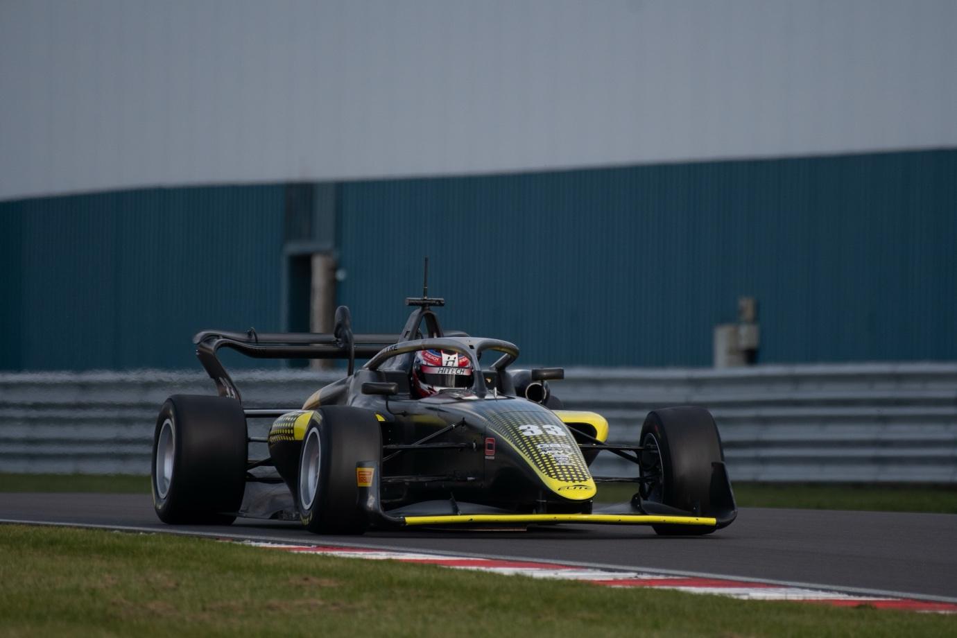 A race car on a track

AI-generated content may be incorrect.