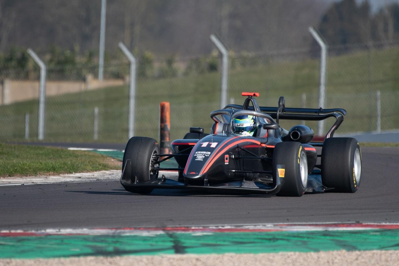 A race car on a track

AI-generated content may be incorrect.