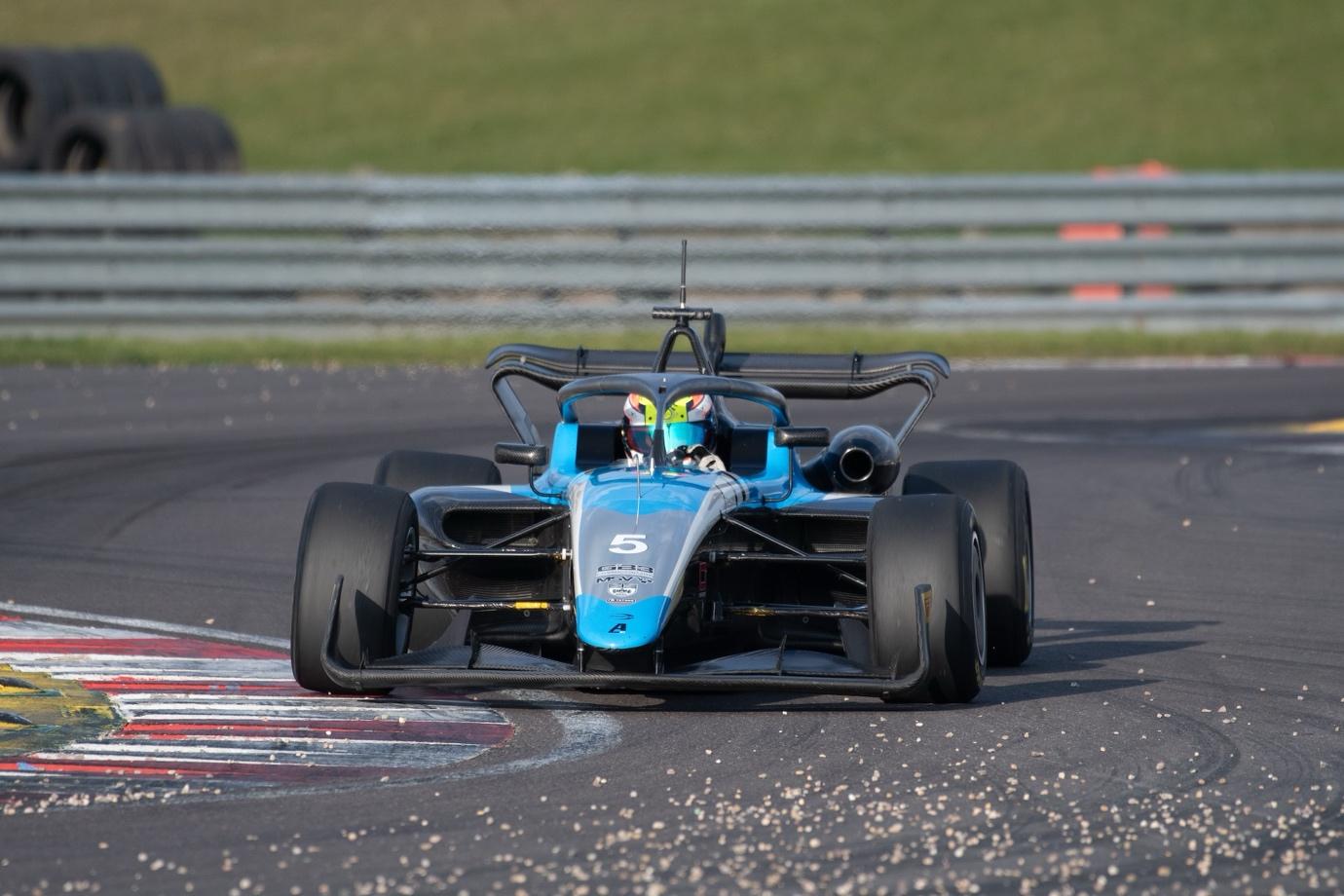 A race car on a track

AI-generated content may be incorrect.