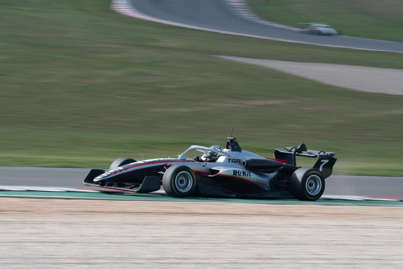 A race car on a track

AI-generated content may be incorrect.