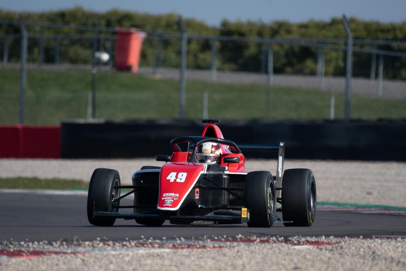 A race car on a track

AI-generated content may be incorrect.