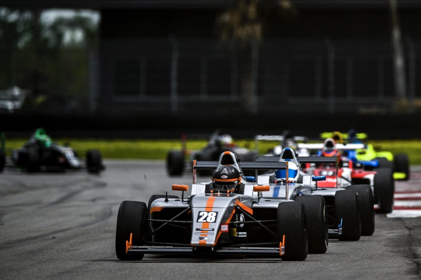 Carro de corrida na pista

O conteúdo gerado por IA pode estar incorreto.
