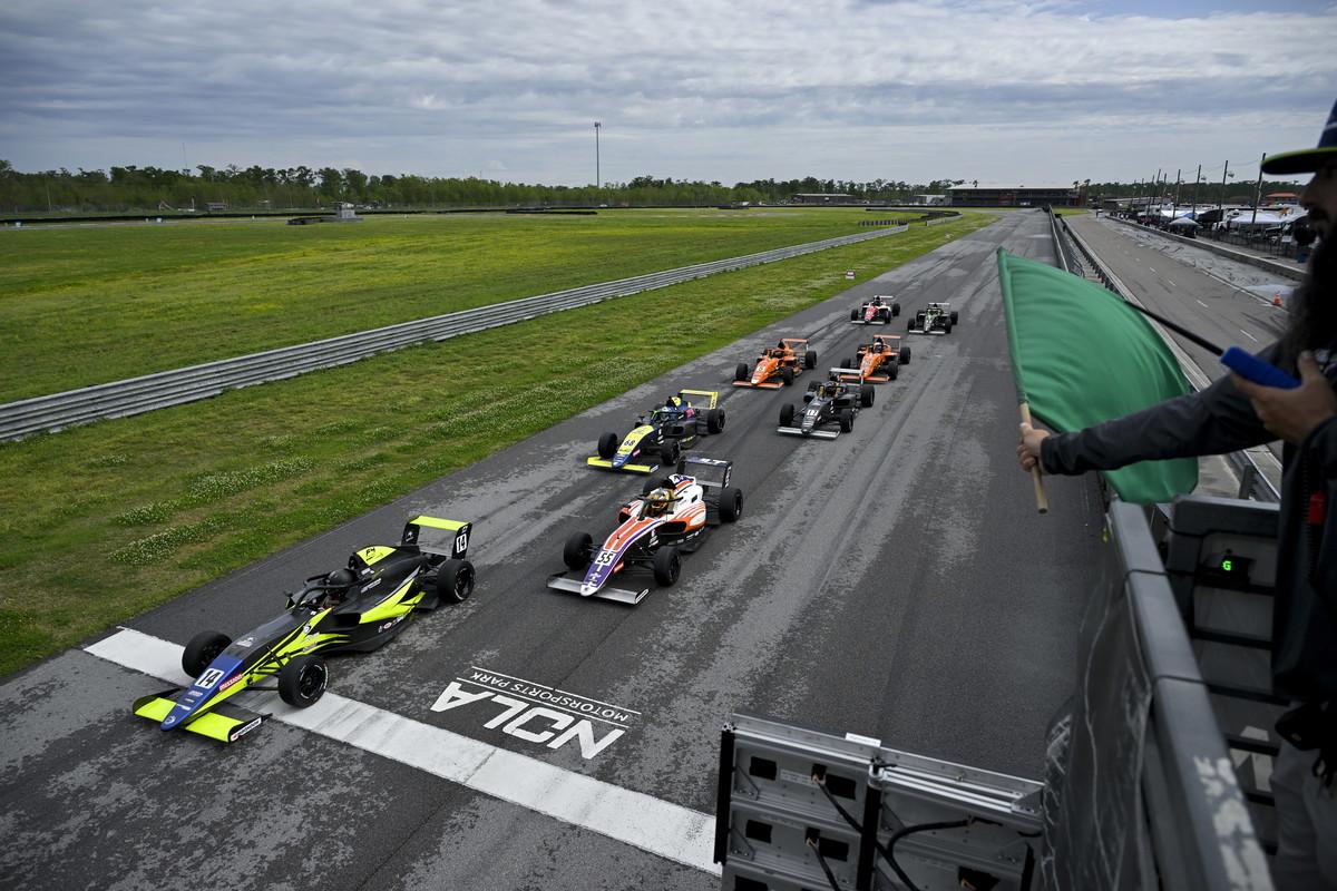 Pessoas de moto verde

O conteúdo gerado por IA pode estar incorreto.