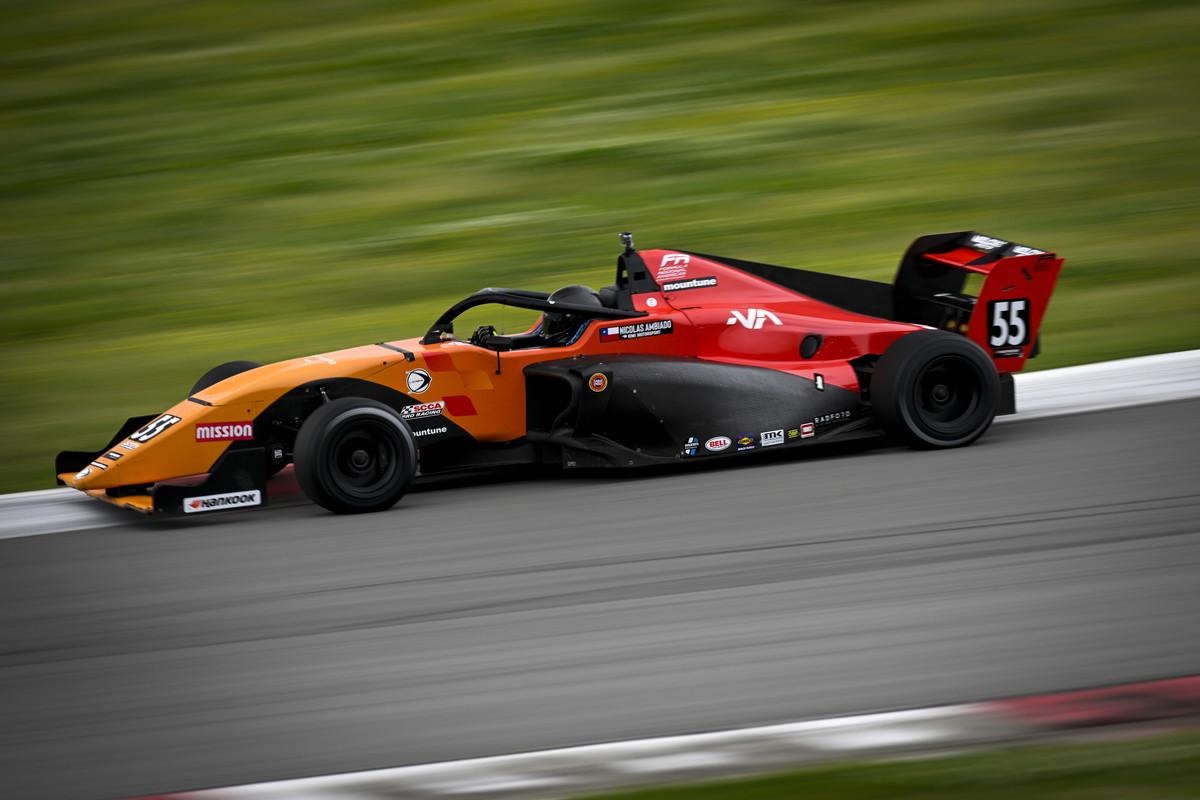 Pessoa dirigindo moto de corrida na pista

O conteúdo gerado por IA pode estar incorreto.